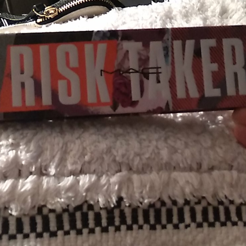 M.A.C RISK TAKER EYESHADOW PALETTE
